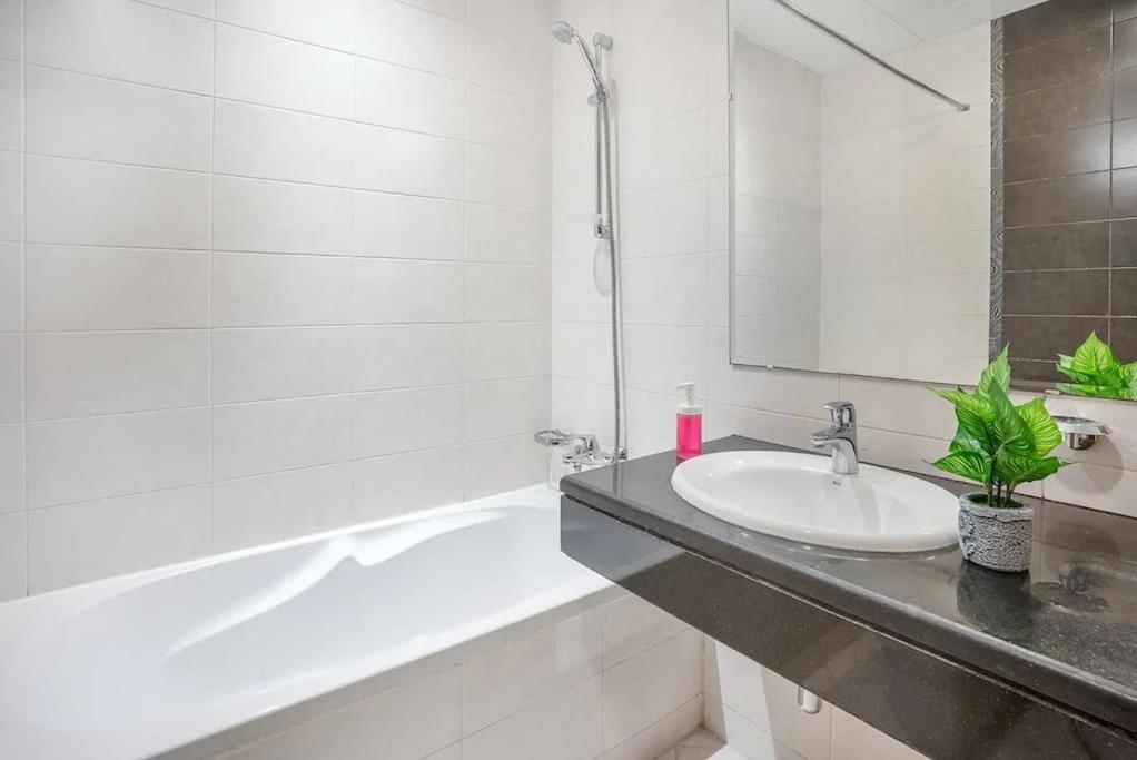 Best 2 Bedroom Apartment Beach Front Abu Dhabi Ngoại thất bức ảnh